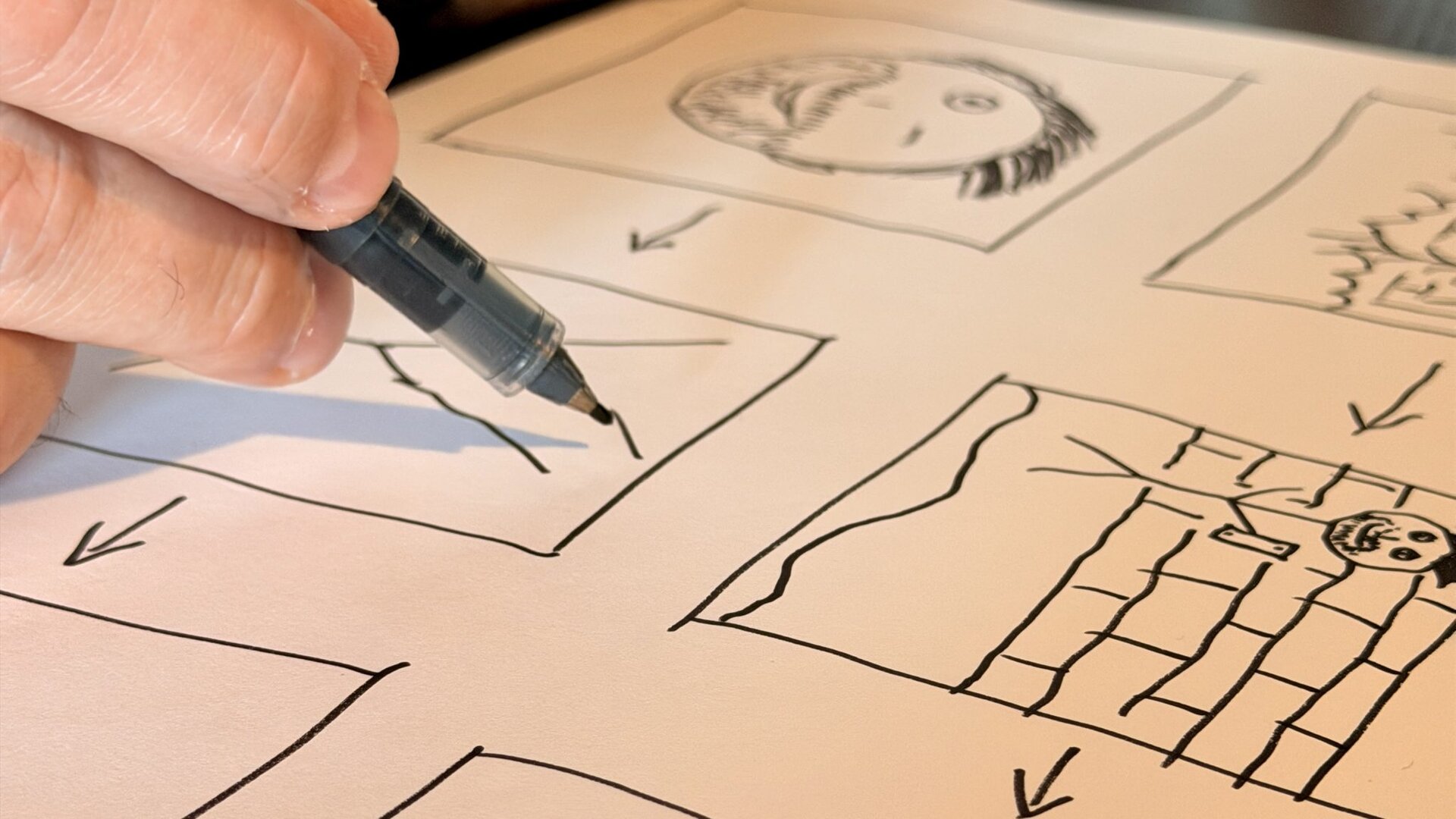 Jan Frode tegner storyboard og planlegger videoinnhold