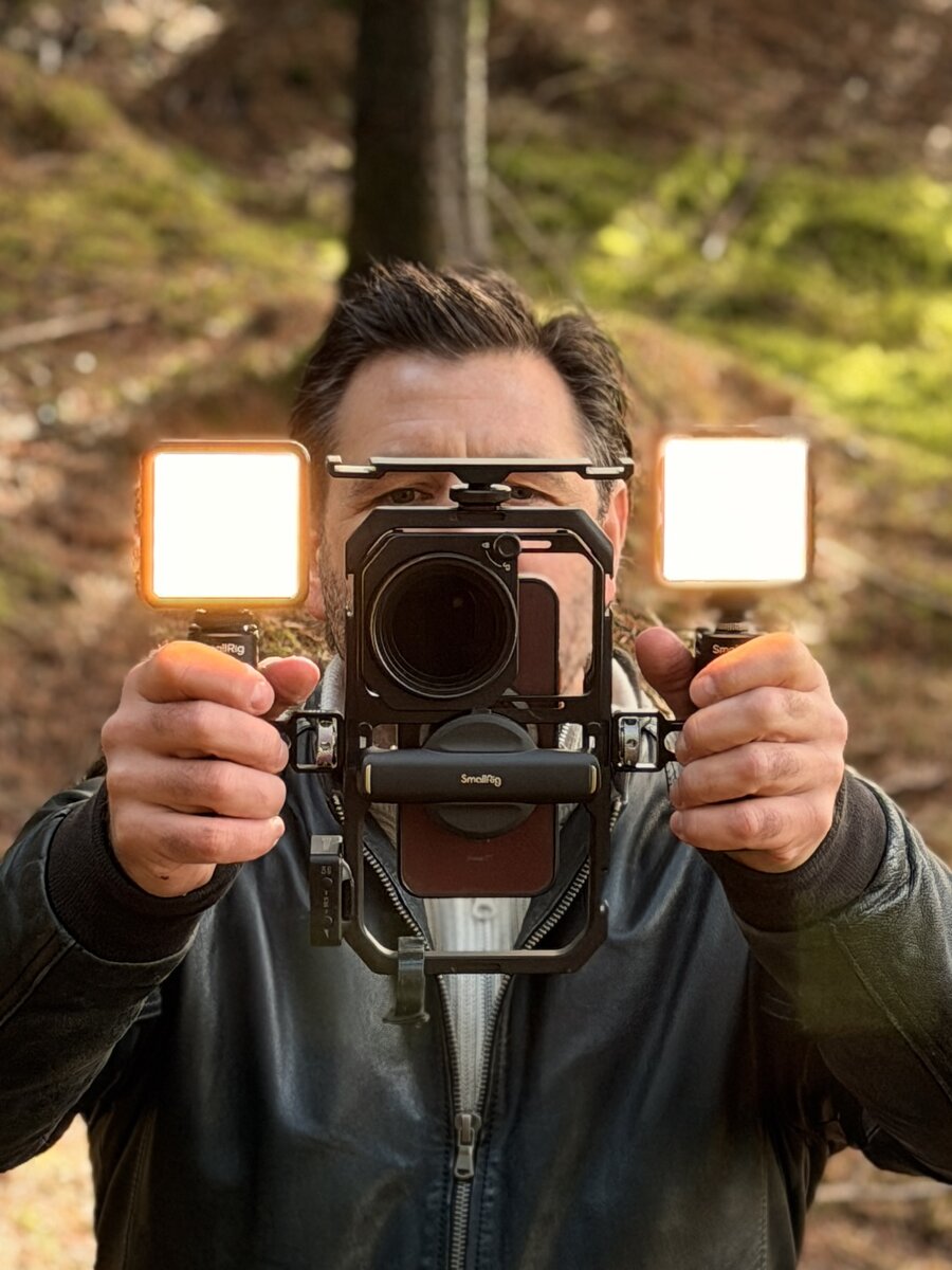 Profesjonelt kameraoppsett med lys og mikrofon for videoproduksjon